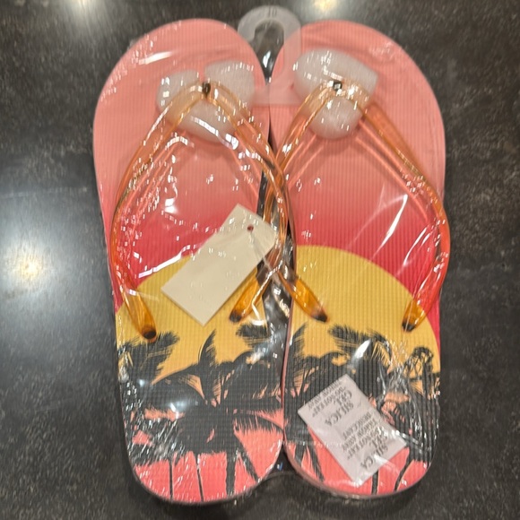 Aeropsotale Tropical Palms & Tropical Flowers Flip Flops Bundle - Picture 2 of 7